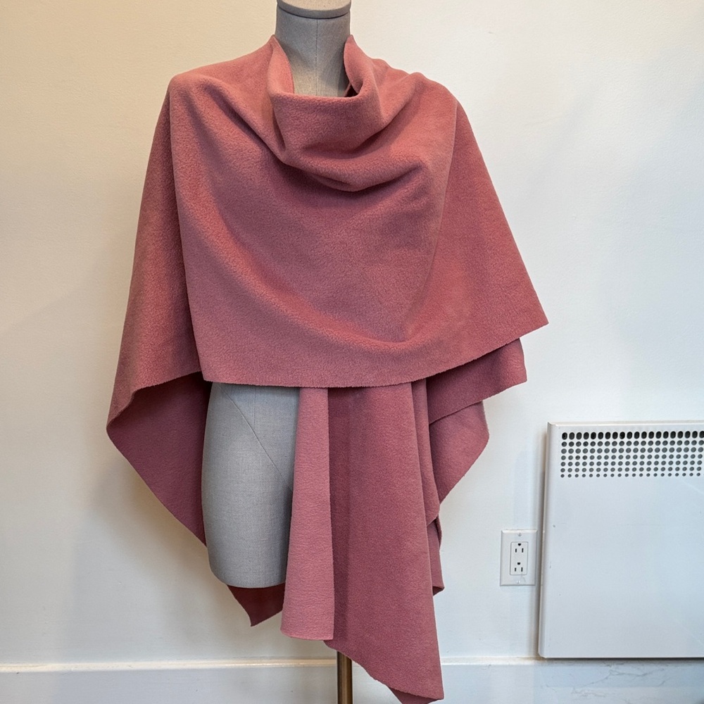 🌸 Soft Pink Fleece Cape – One Size